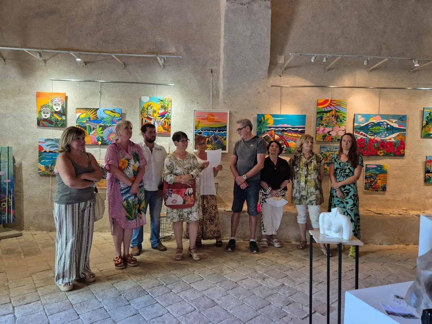 Les artistes de l'exposition réunis devant les toiles