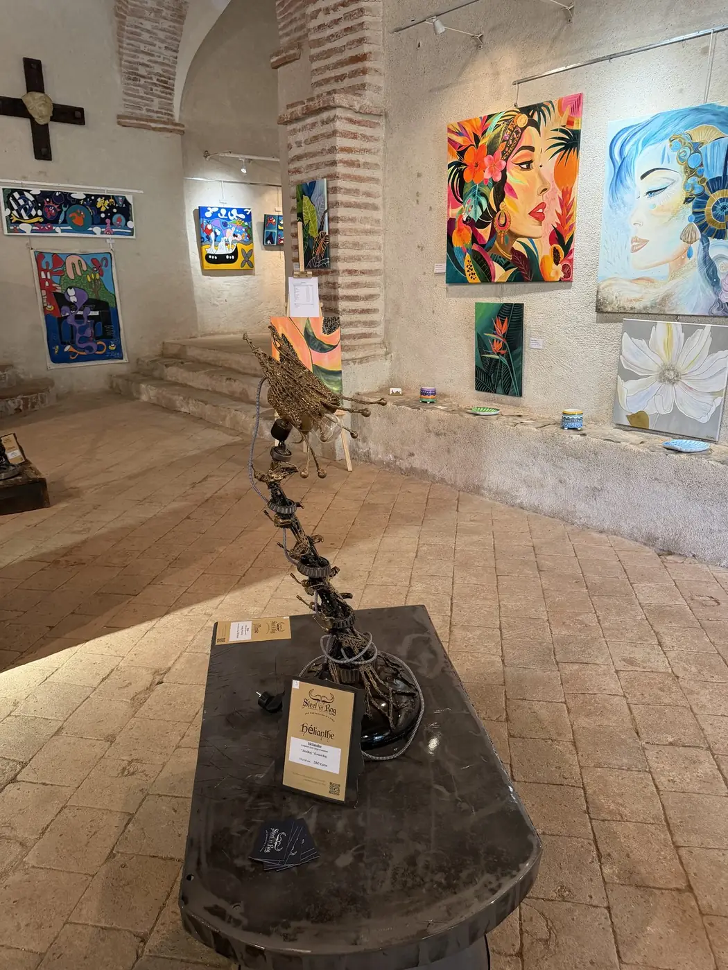 La nef de la chapelle, une sculpture et la croix de pierre
