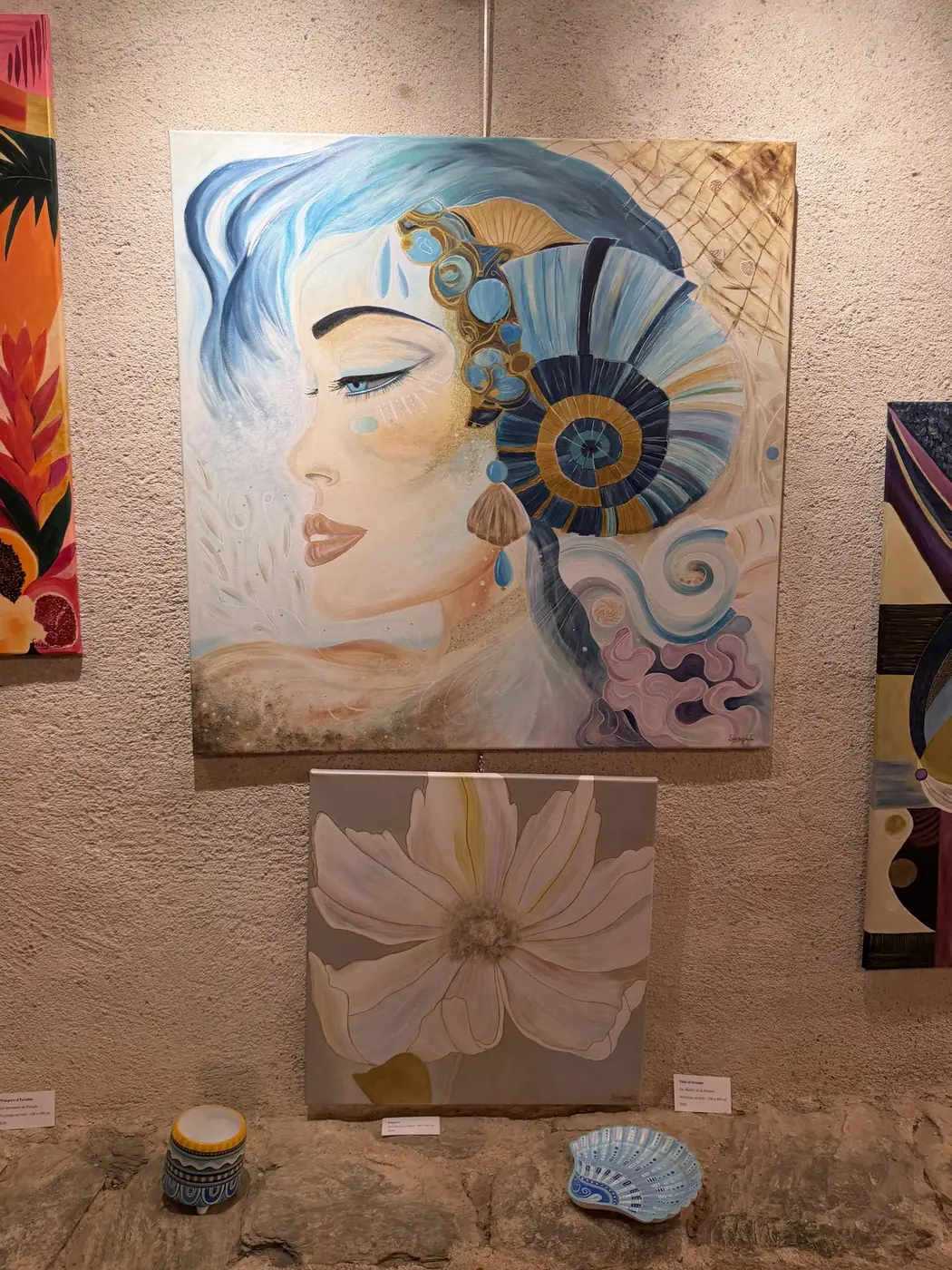 La femme océane, bleu et or, et la fleur de magnolia