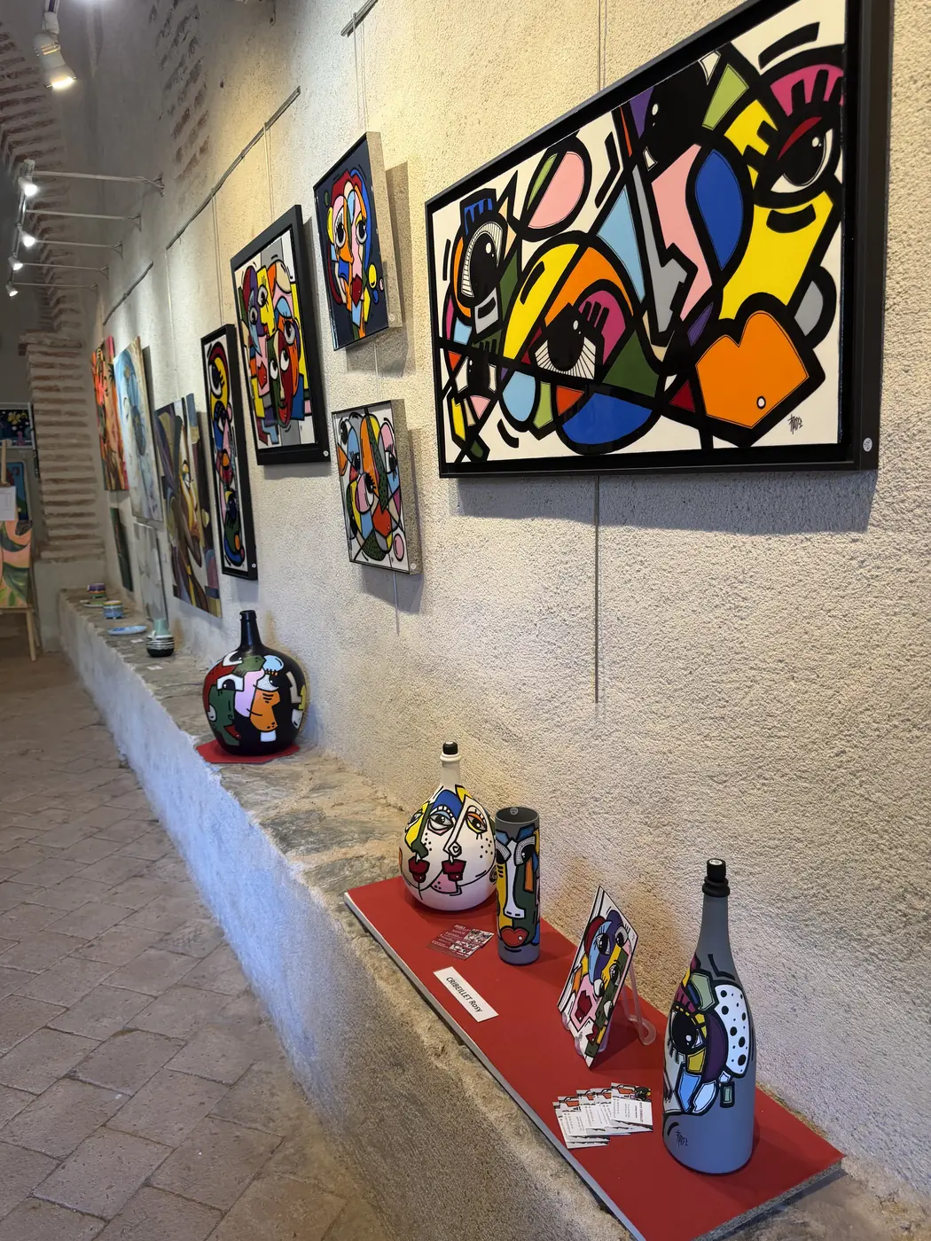 Mur de toiles pop colorées d'un co-exposant