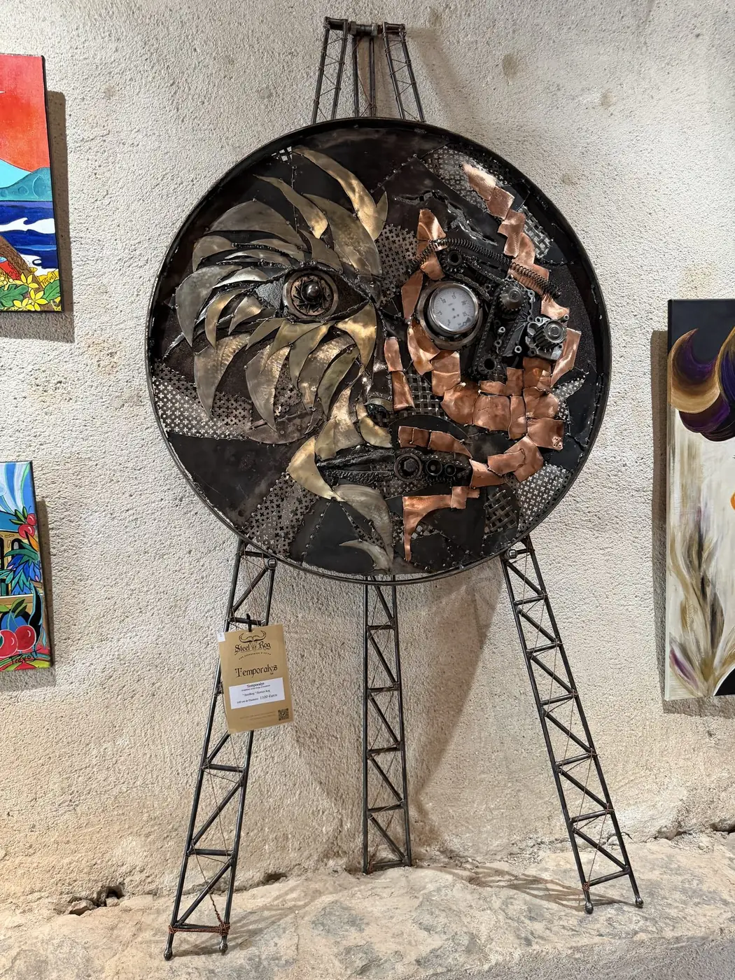 Sculpture ronde en métal, motif de soleil, d'un co-exposant