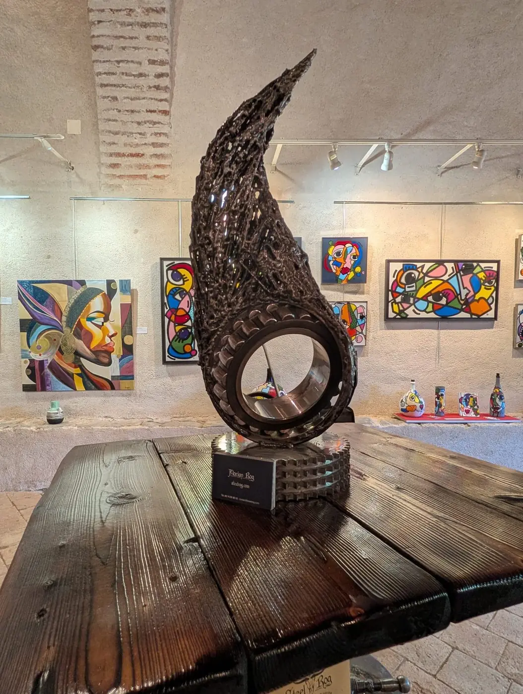 Grande sculpture de métal en forme de flamme, œuvre d'un co-exposant