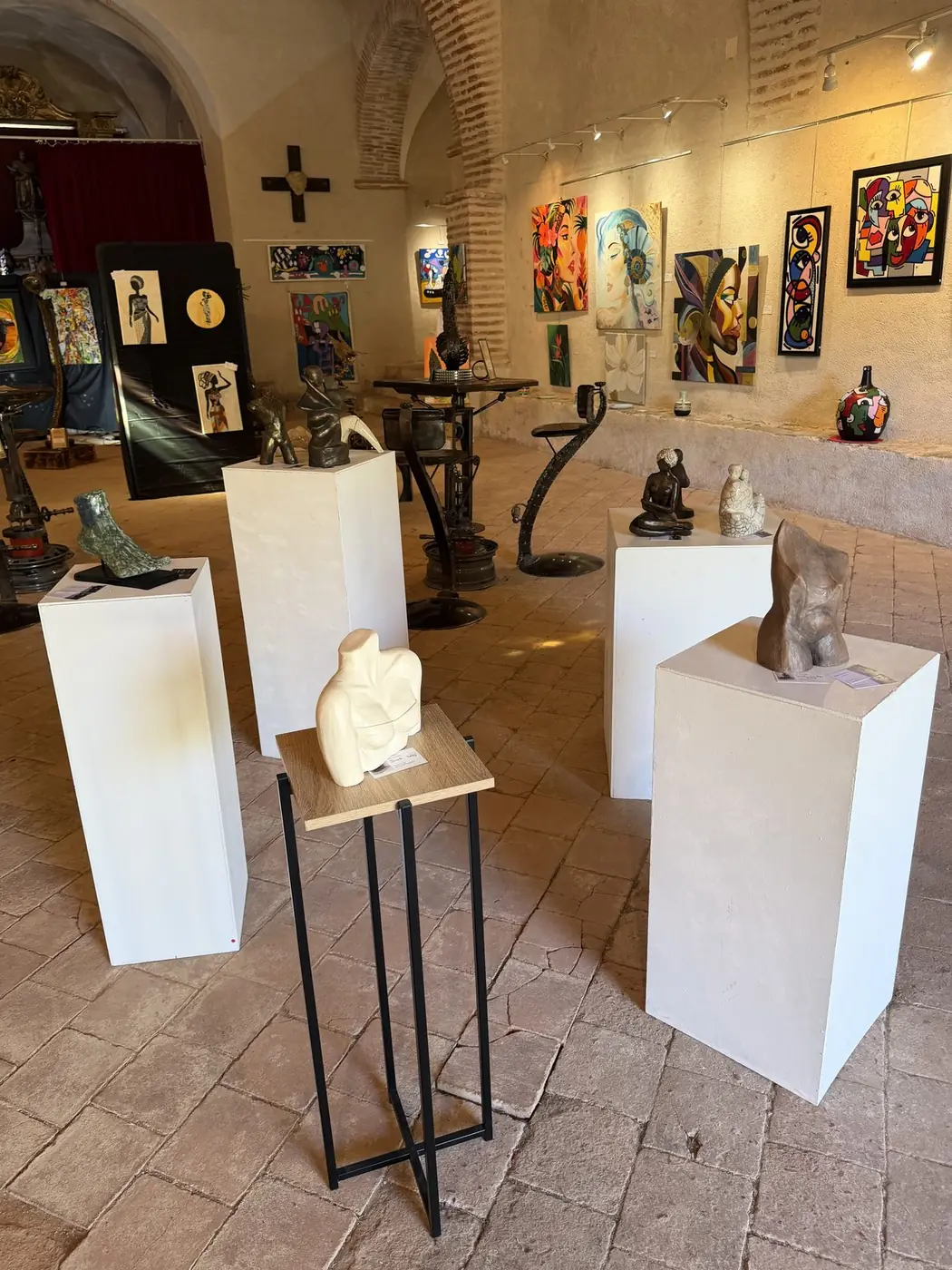 Sculptures présentées sur socles au milieu de la nef