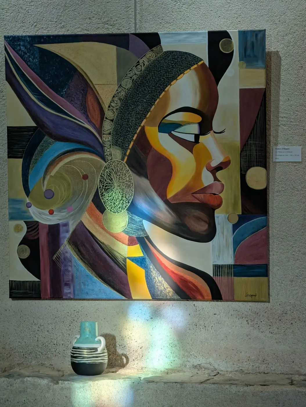 Visage stylisé aux couleurs vives — détail d'une toile de Sanja