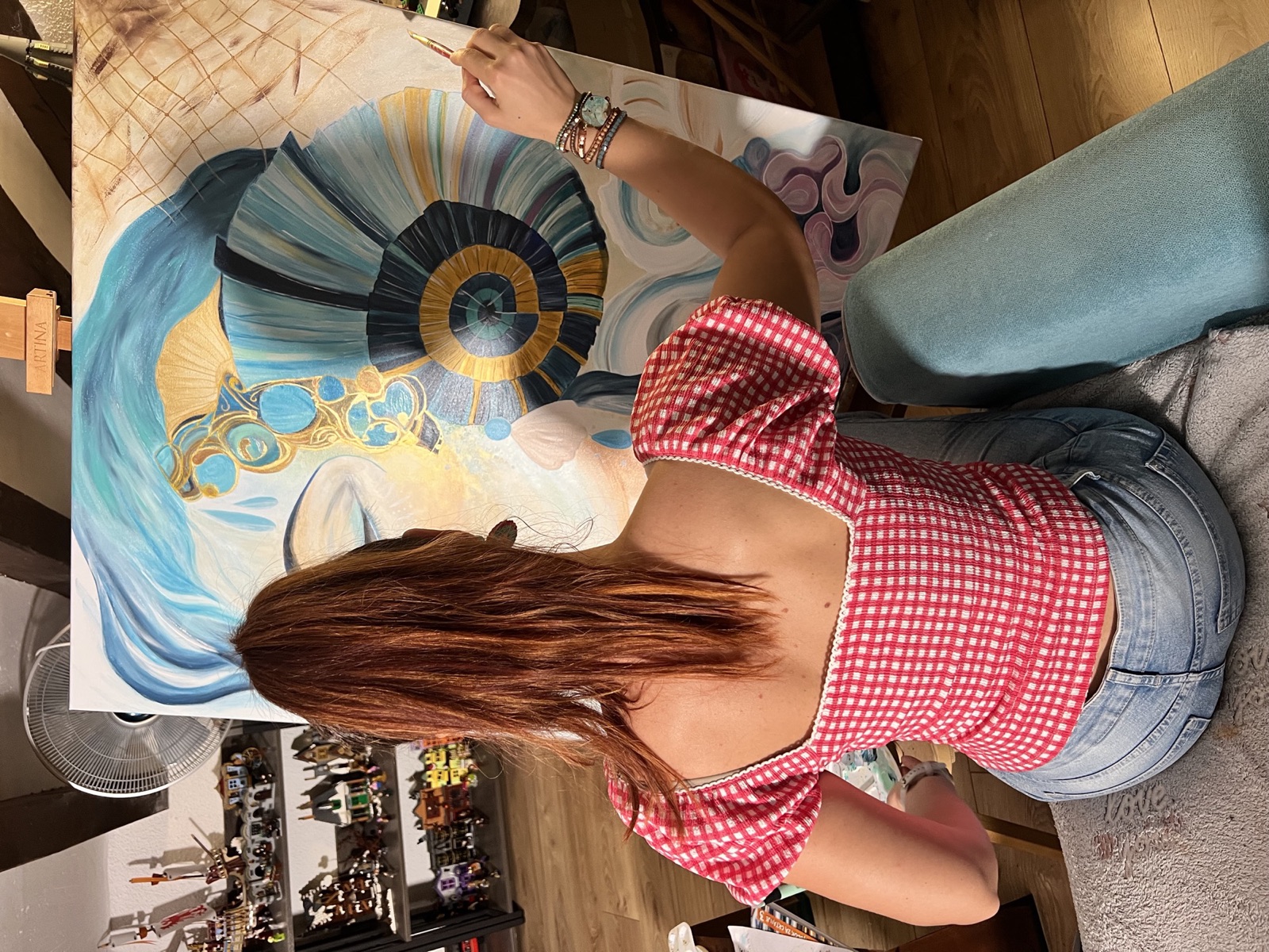 Sanja Sodić près de ses tableaux